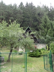 Chata v údolí řeky Novohradky